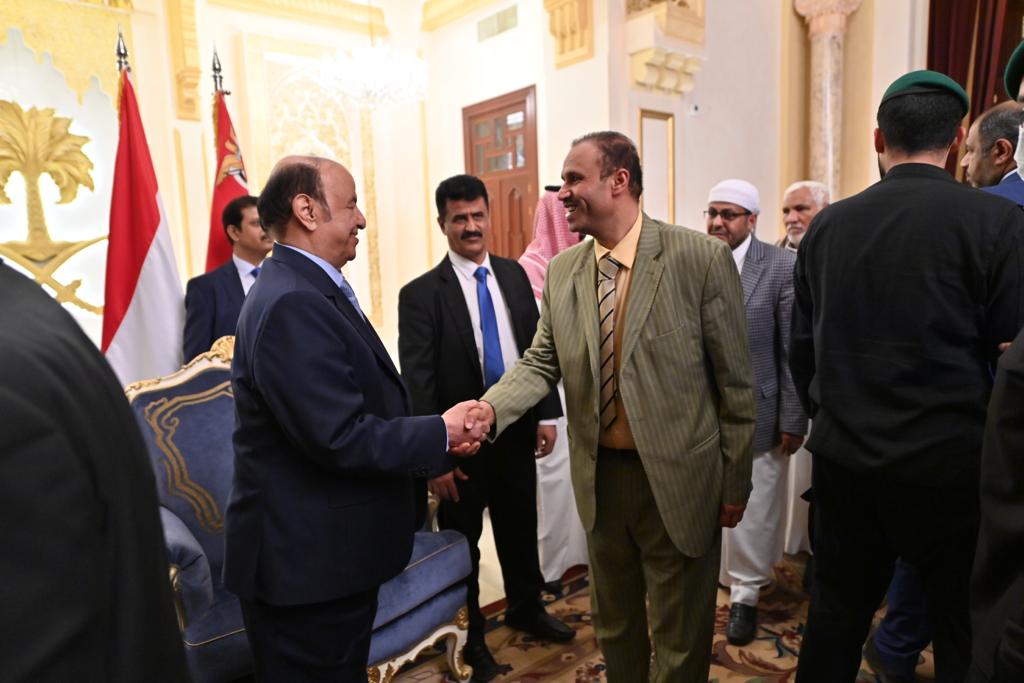 الرئيس هادي يقيم مأدبة في الرياض ويستقبل مسؤولين ومشاركين في المشاورات